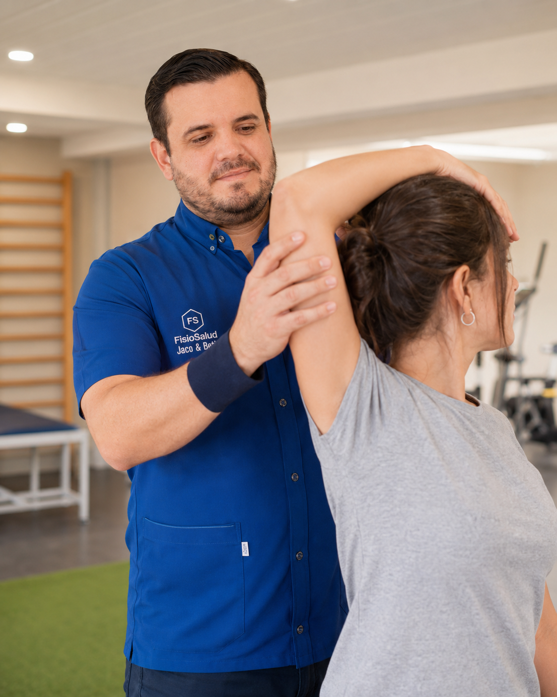Kinesiólogo de FisioSalud evaluando a un paciente en el consultorio de Encarnación